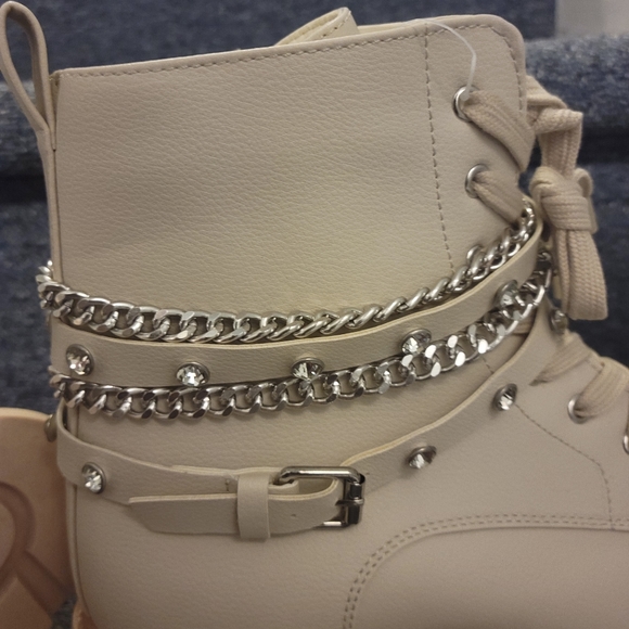 🍁🍂FALL MUST HAVE 🍂🍁Ivory Cream Bling Lug Sole Booties. Sz. 10M - Picture 4 of 10